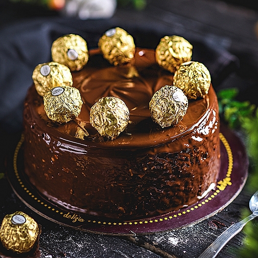 2.5 lbs Ferrero Rocher Cake from Delizia